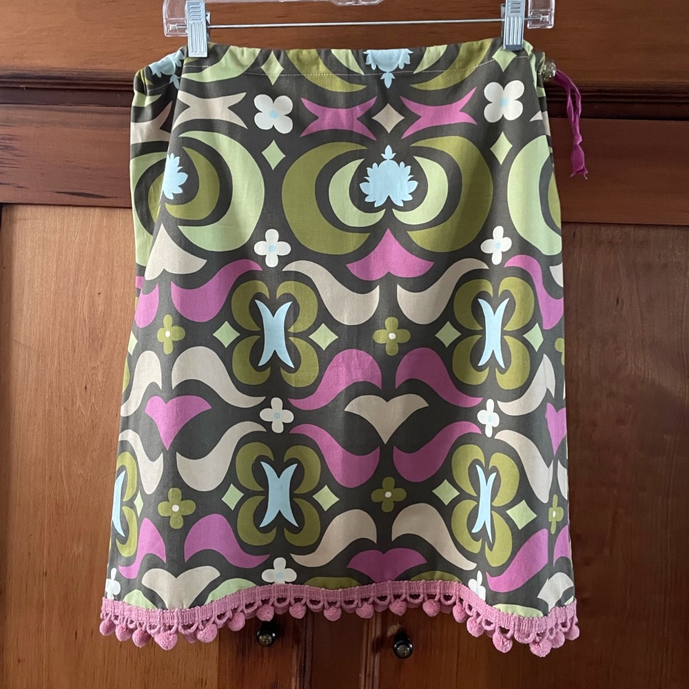 Fun cotton skirt with Pom Pom hem